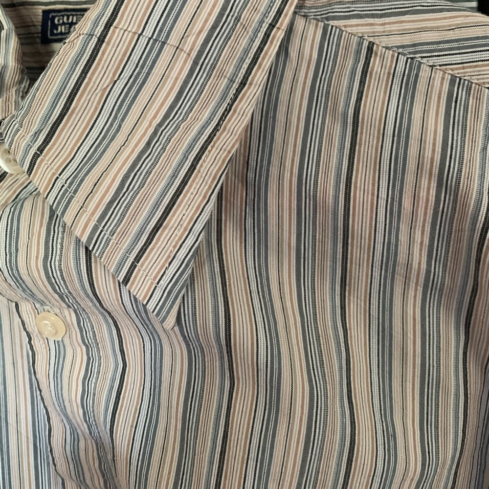 Classic Guess button down! š¶ - Picture 4 of 4